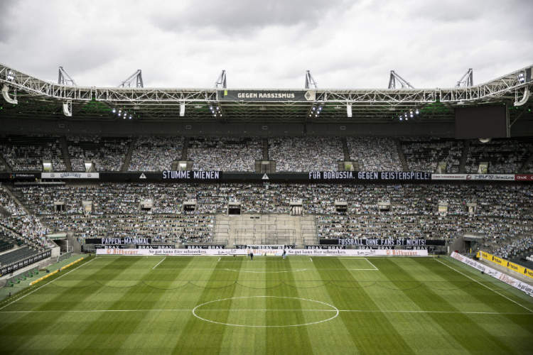 在空场比赛这段特殊时期,门兴主场摆放了13000名"纸板球迷".