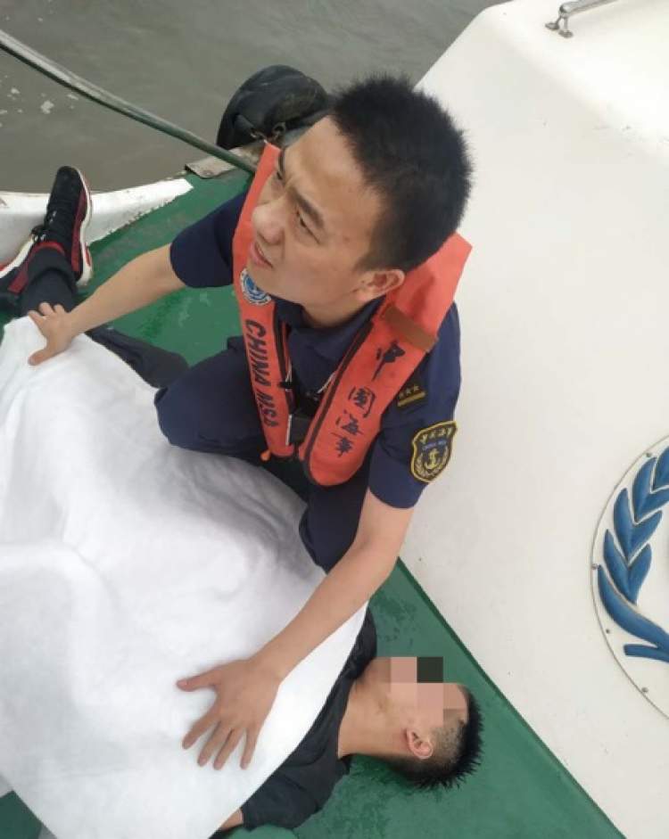 黄浦江南浦大桥水域一男子落水