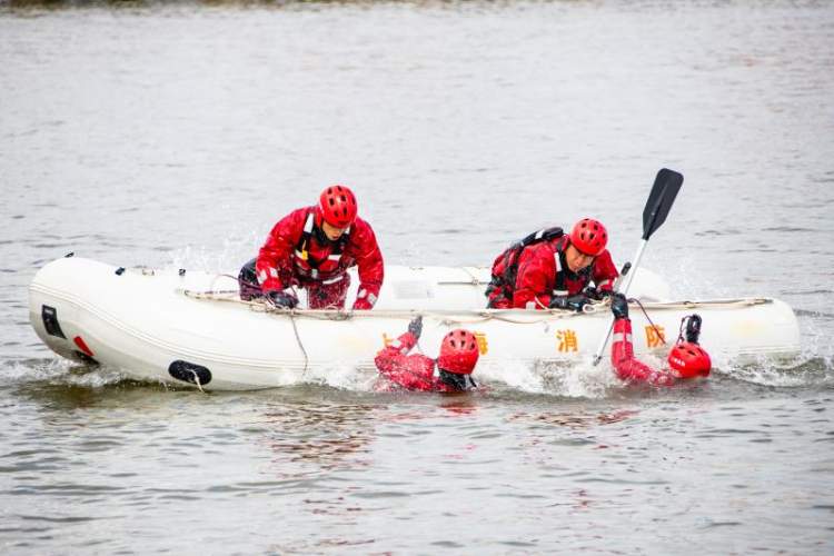金山消防为防汛开展水域救援实训:抛绳救援,定点救溺,急流控船
