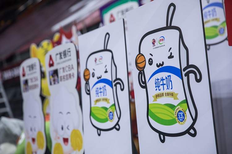 早在cba复赛前夕,伊利便早早将大批牛奶送抵南北两大赛区,持续为全