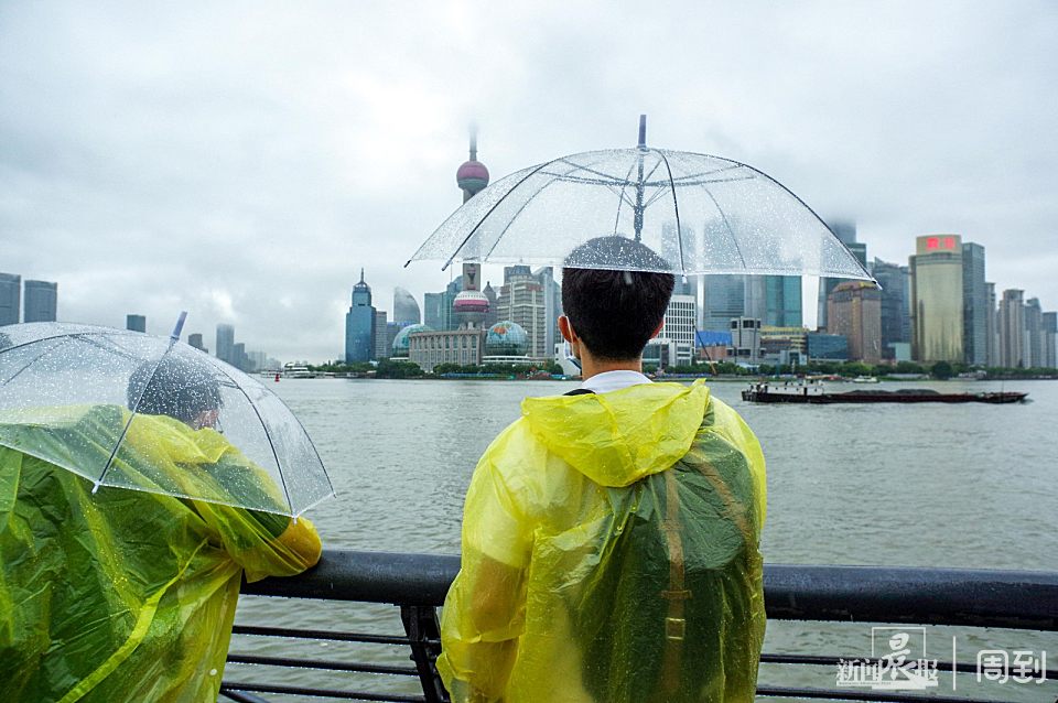 申城中午突降暴雨,外灘遊客被淋成落湯雞 | 晨鏡頭