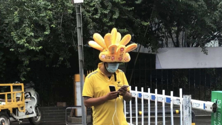 袋鼠耳朵,竹蜻蜓,小黄鸭,脏辫……外卖骑手的头盔厉害了