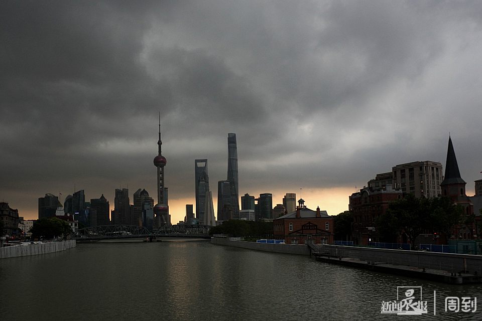 暴雨突然来袭,申城瞬间天昏地暗电闪雷鸣 | 晨镜头