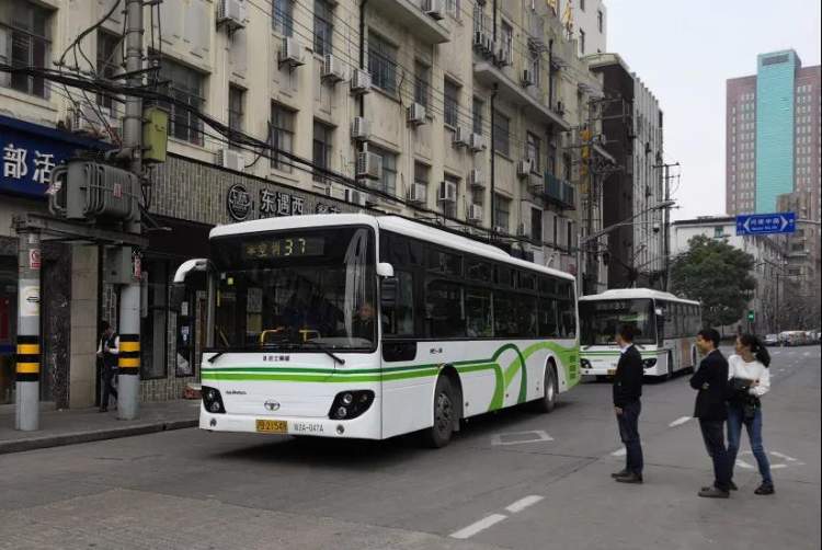 37路:上海公交37路起讫站为愚园路胶州路到扬州路齐齐哈尔路.