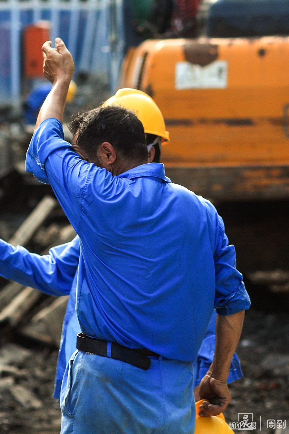 高温下的坚守:用镜头记录辛勤劳动者的身影 | 晨镜头