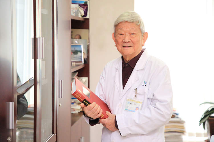 2020"最美医生"上海只此专家,92岁每周五还在看门诊!每个孩子他都想救