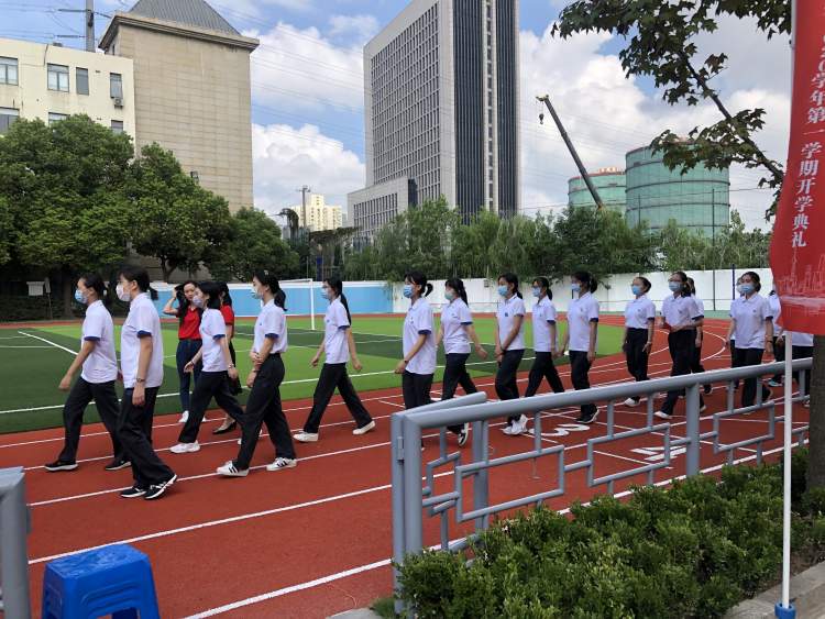 据介绍,首届新生全部来自普陀区,学校暂在原真如中学校址(铜川路1189
