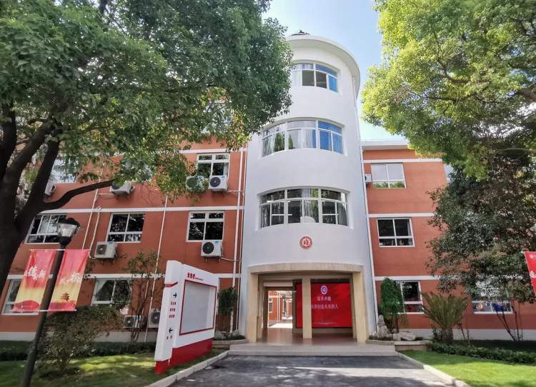 华东师大二附中暂设立在原真如中学(易雯摄)