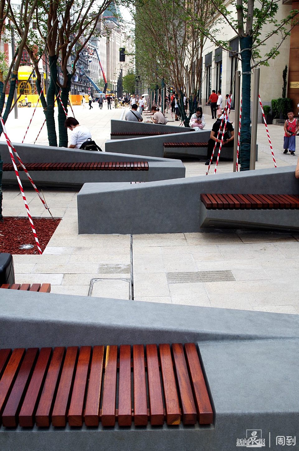 南京路步行街东拓段,"z"字形座椅富有设计感 | 晨镜头