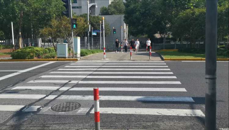 陆家嘴环路出现自控式红绿灯,过马路前先按一按