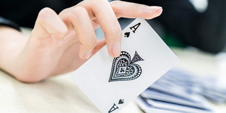 戴透视隐形眼镜用"魔术扑克牌""诈金花",两人因诈赌进牢房