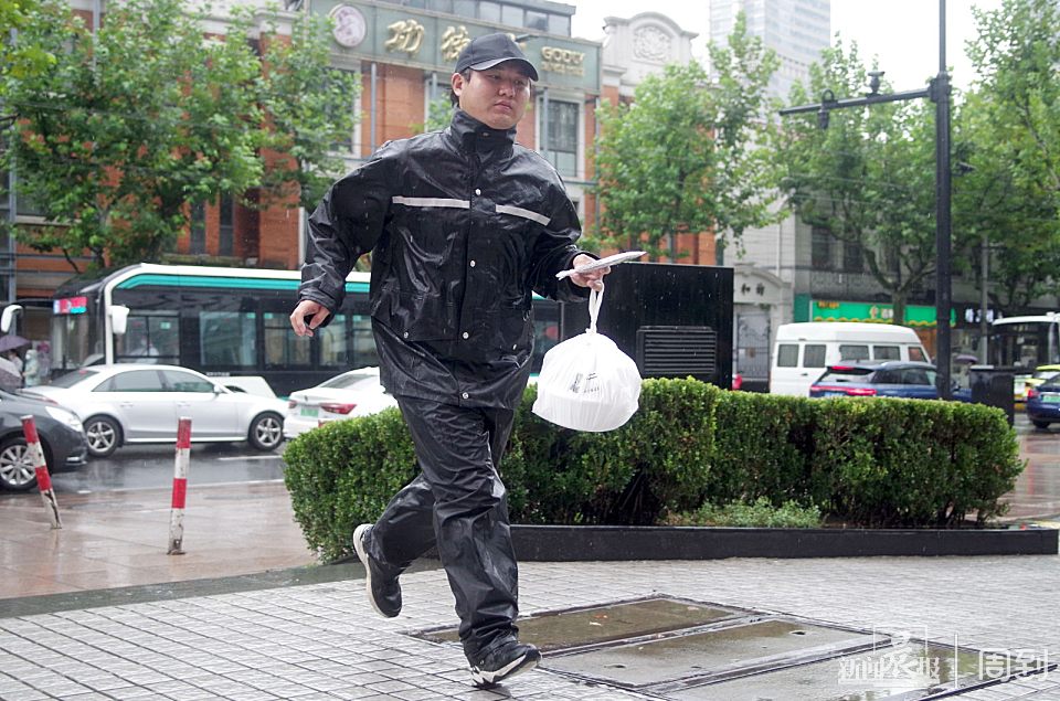 秋雨中:外卖小哥"一路狂奔"停不下来 | 晨镜头