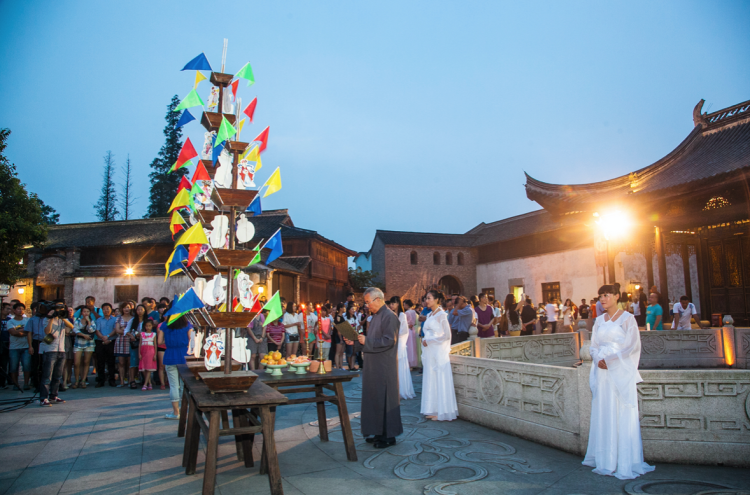 沿袭千年传统,斗香祭月大典