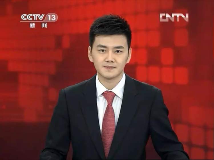 央视《新闻联播》上新速度超快:首位80后男主播严於信今晚上岗