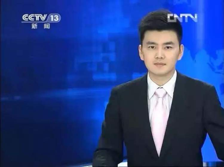 央视《新闻联播》上新速度超快:首位80后男主播严於信今晚上岗