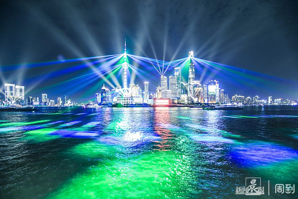 科技感与时尚感交融的灯光秀,在城市夜空中营造出喜庆的节日氛围.