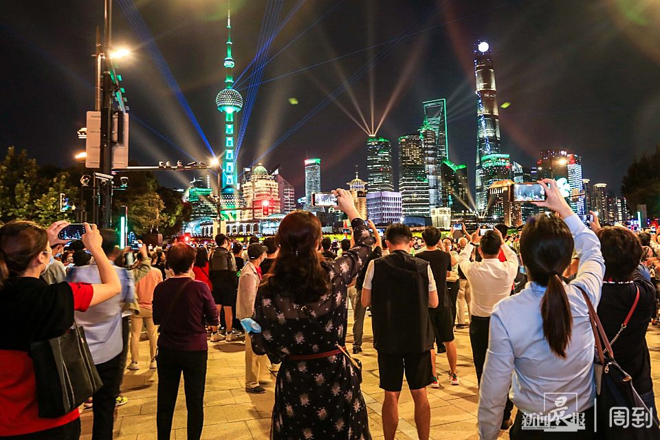 国庆前夜的南京路步行街,外滩,灯光璀璨人潮如织 | 晨镜头 - 周到上海