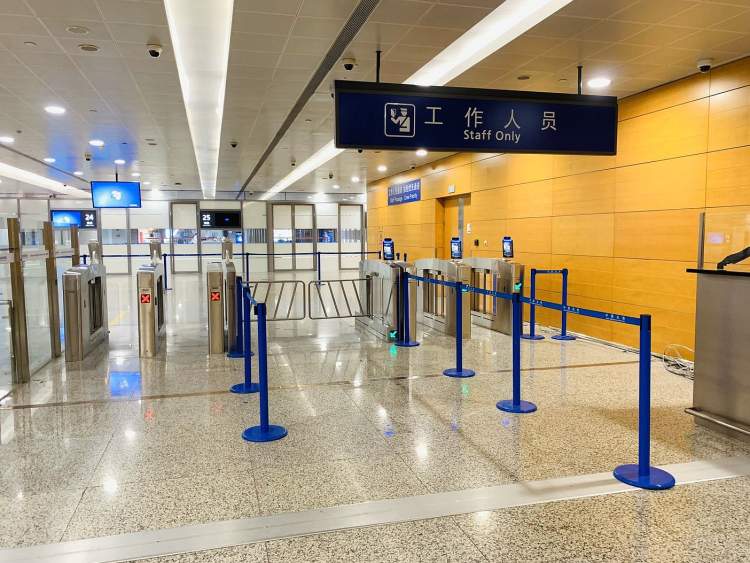 刷脸通关仅3秒!浦东机场启用15条工作人员自助通道