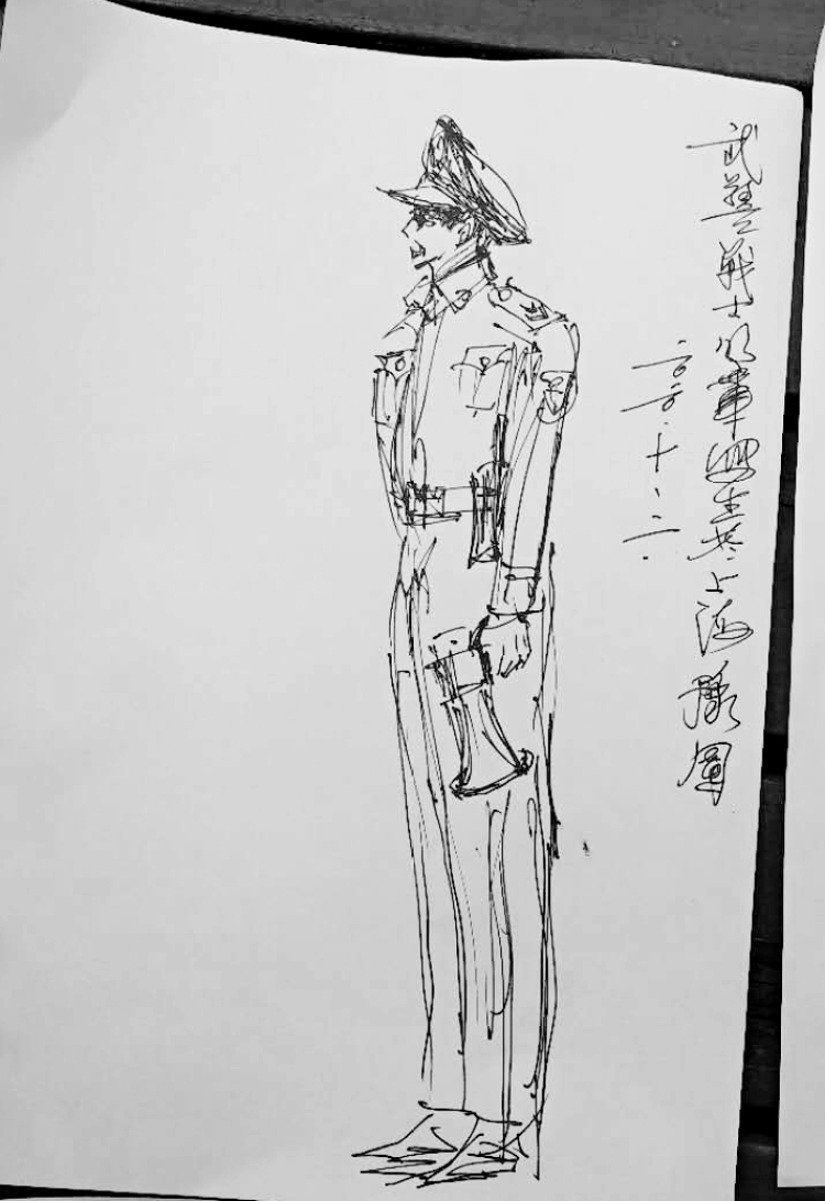 老人在豫园手绘执勤武警群像 兵哥哥:"画上的自己很帅"