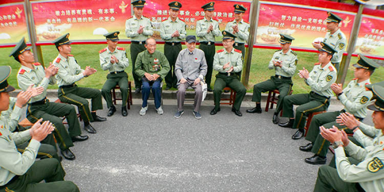 7位抗美援朝老兵走进上海武警部队,讲述那段气壮山河的英雄故事