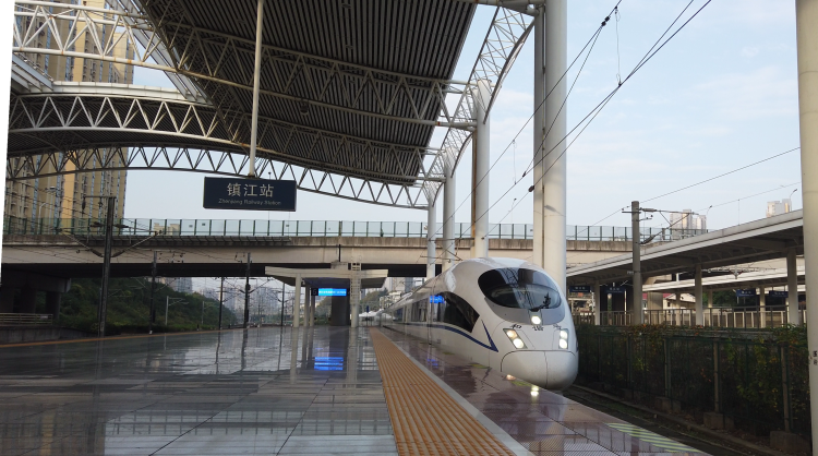 连镇高铁明天上午正式开通,上海至扬州东最快1小时51分,明春的烟花