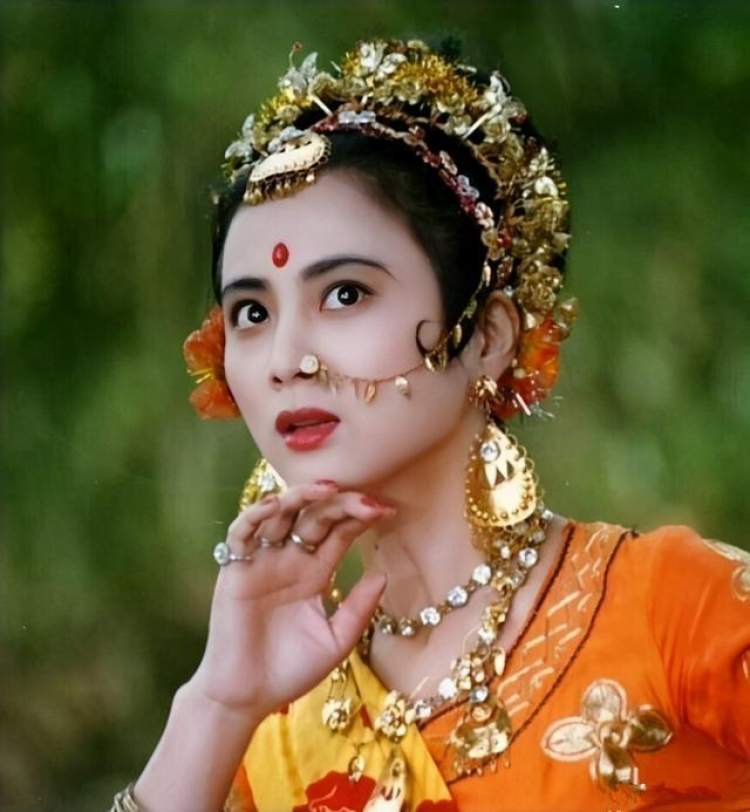 "甜歌皇后"李玲玉"嗨唱"《天竺少女》,57岁不服老,希望能跟20岁的儿子