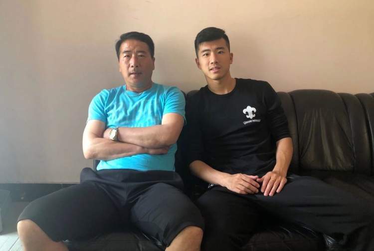 有个足坛名宿的老爸,还是要靠自己努力上位,严父李龙海眼中的李圣龙