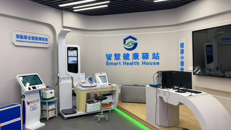 在梅陇智慧健康驿站内,摆放了血糖仪,aed自动体外除颤仪等各式各样的