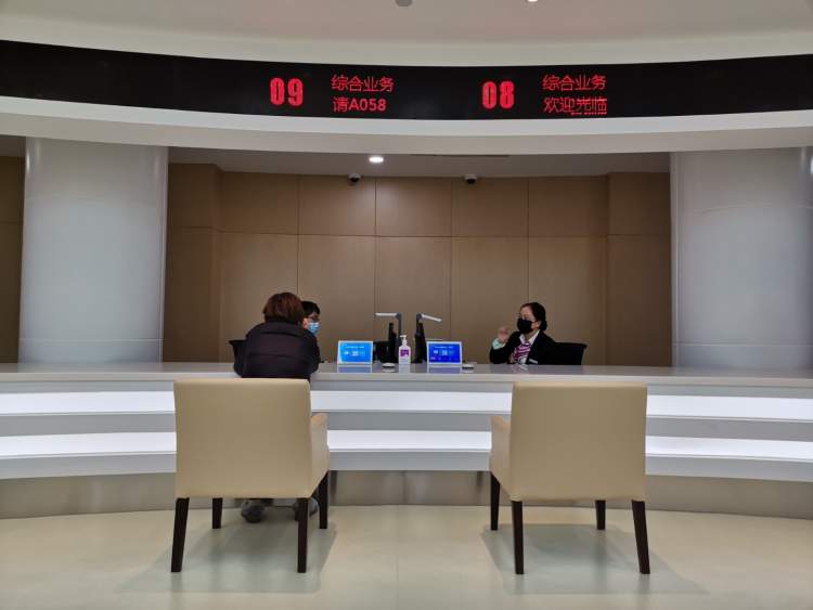 在综合服务区,原本12个服务窗口增加到14个,有效提高了工作人员为居民