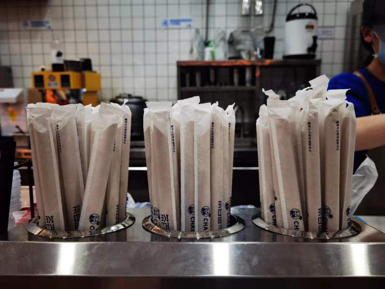 一些商家行动得很早:今年6月底,麦当劳宣布使用无吸管杯盖,并提出宣传