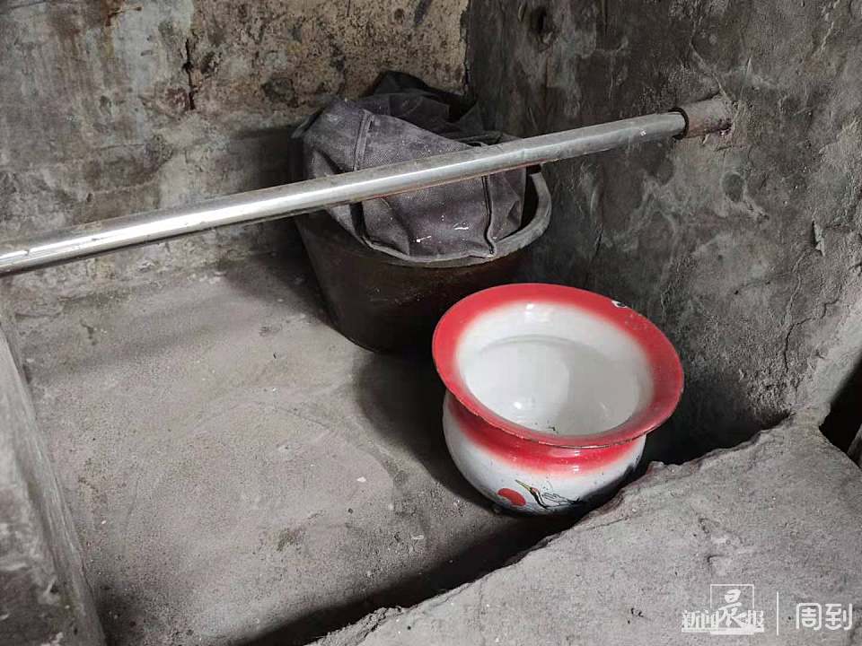 黄浦百年老房居民正在和手拎马桶说拜拜