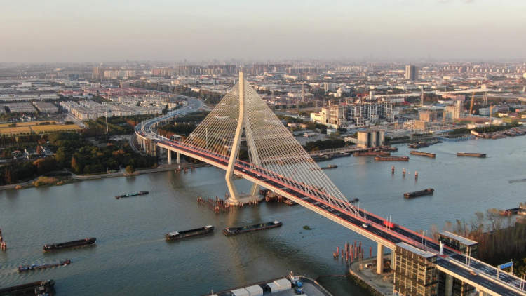 昆阳路越江大桥人非通道正式开放10分钟可以步行过江