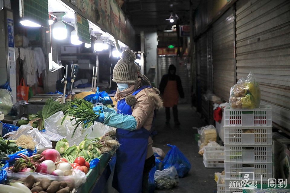 凌晨5点的寒冬:菜市场摊主们的"冰点生活" | 晨镜头