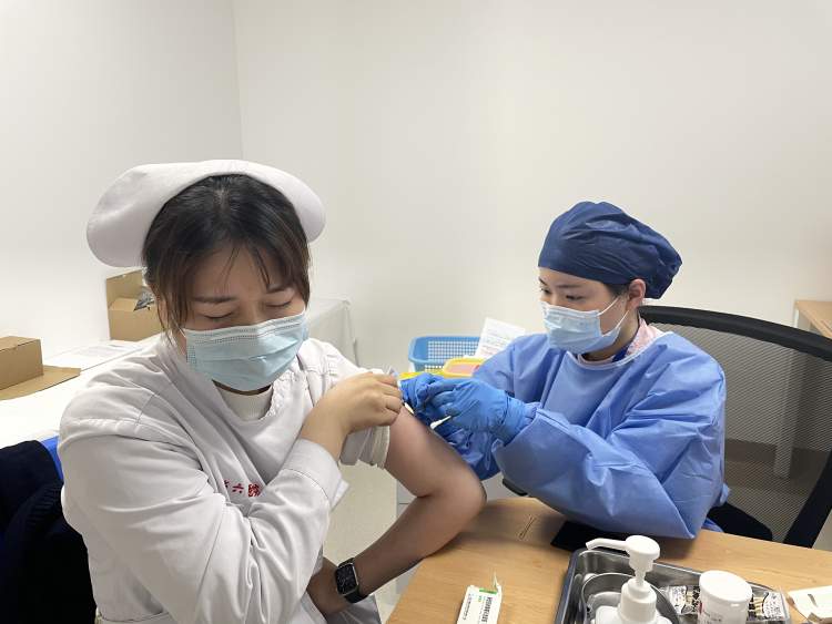 他们中有医生,护士,也有规范化培训基地的学生,工勤人员等.