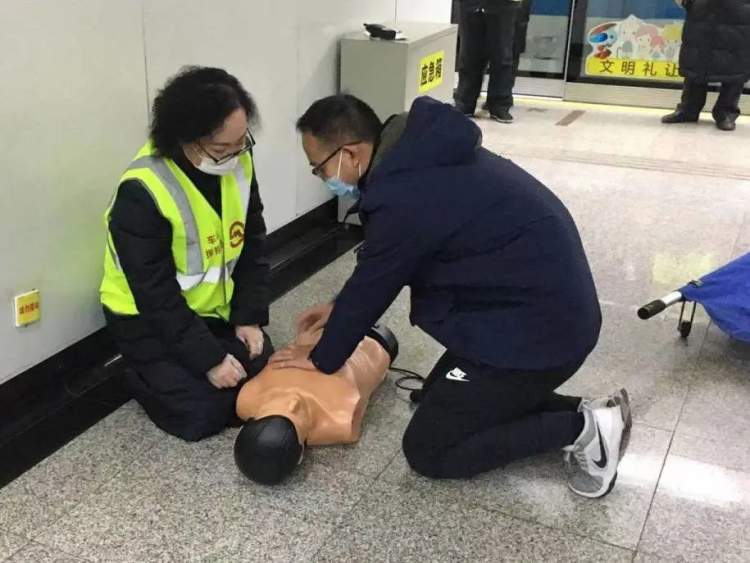 冬季心腦血管疾病高發,軌交乘客頻頻暈倒,車站組織心肺復甦急救技能