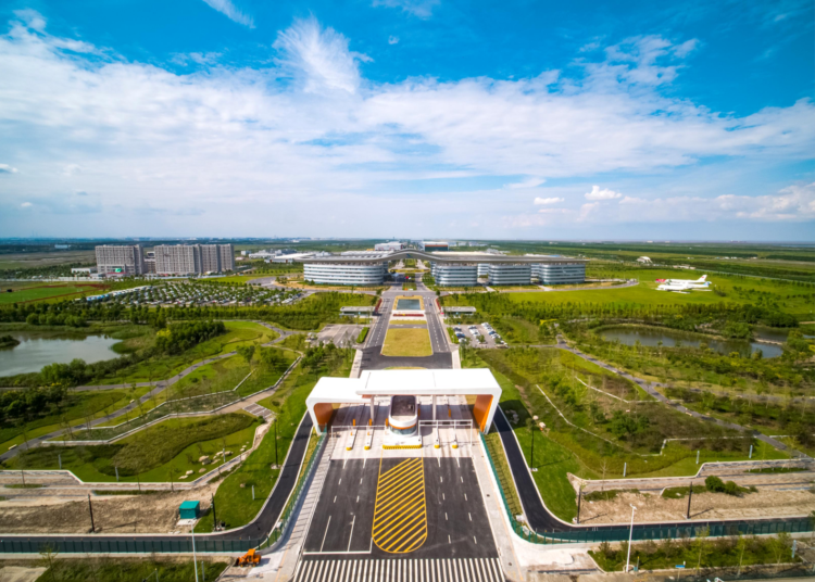 在洋山特殊综合保税区二期,浦东机场南部区域以中国商飞下属的总装