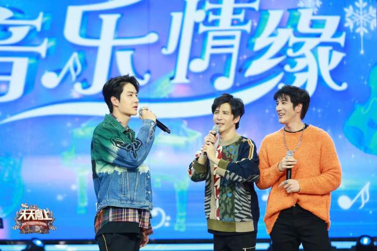 两代偶像《天天向上》合唱,王力宏教王一博唱歌
