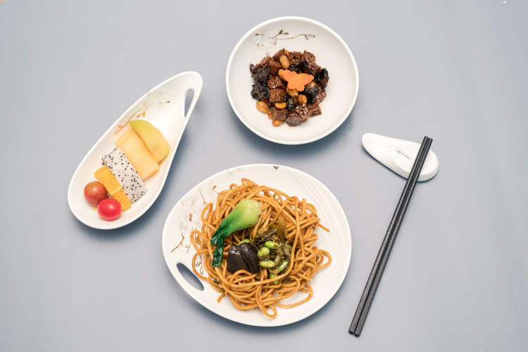 香煎大虾,碳烤鸡排,吉祥航空经济舱推出全新付费机餐,三五十块你愿意