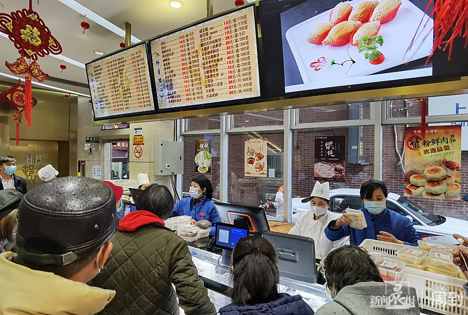 儘管今天是雨天,光明邨的熟食窗口前依然排著隊,招牌的醬鴨,滷味都極