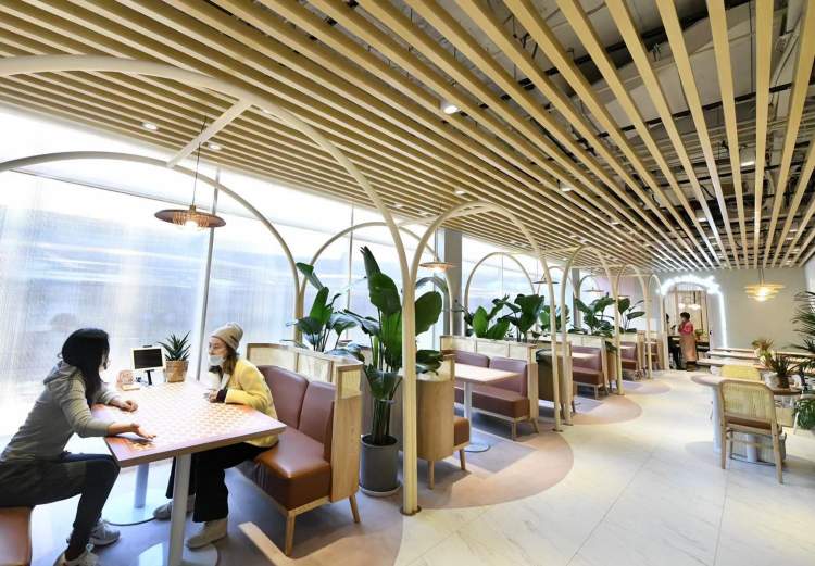 走进永嘉路570号永嘉庭内,忘不了茶餐厅的户外等候区的主题背景墙便