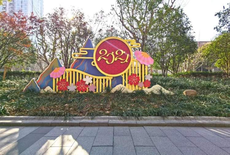 花坛花境鲜花盛开中国结红灯笼挂起来申城公园绿地年味浓浓