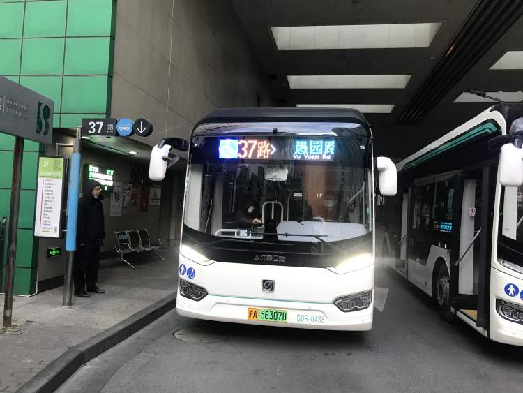 37路,55路公交彩車上路了! 點綴節日喜慶吉祥街景