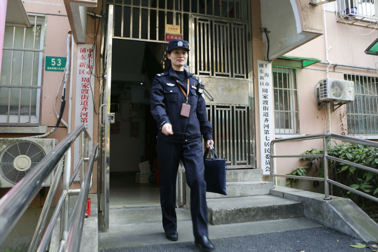 "周家渡派出所的民警周龙梅说,今年她选择留沪过年.