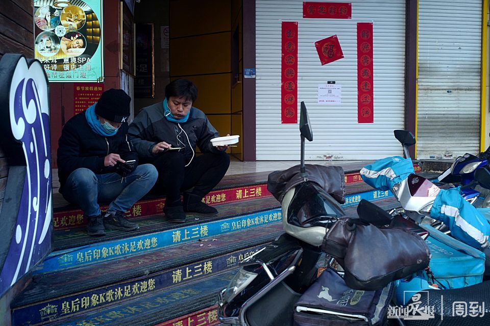 外卖小哥们连轴转地穿梭在大街小巷,也希望消费者能给予一些耐心,多一