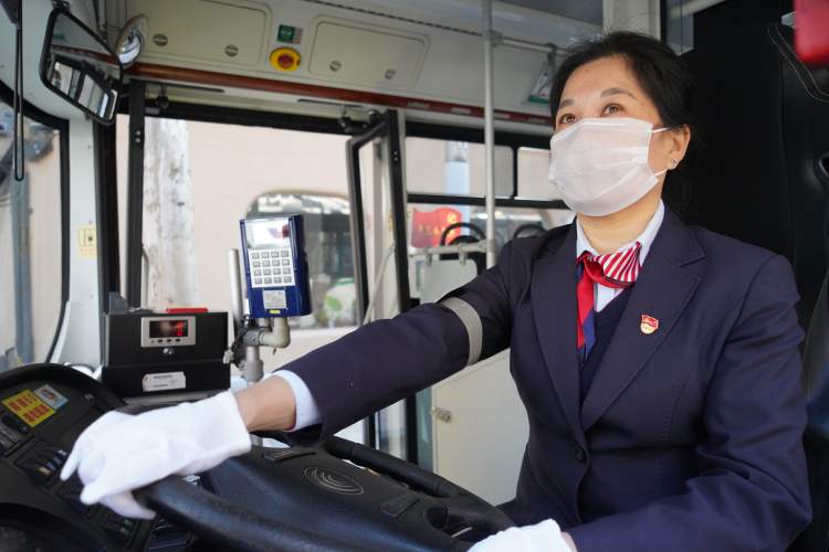 "我觉得女同志开公交车特别潇洒!