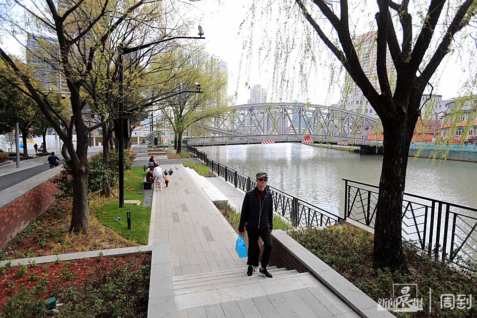 苏州河浙江路桥一处滨水区域缺少无障碍坡道市民抬着童车上下台阶晨