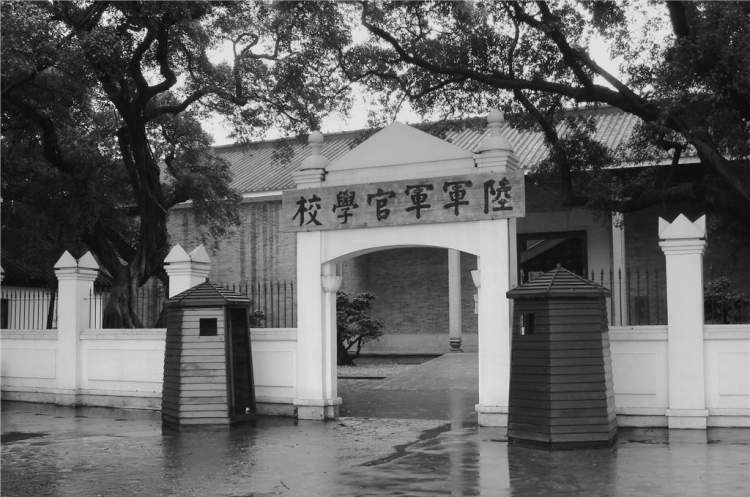黄埔军校校门丨受访者供图直到为了写作《火种》,刘统翻阅了大量