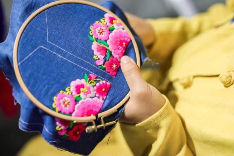 "约会天才妈妈",当代艺术家 服装设计师让非遗手工艺时尚起来