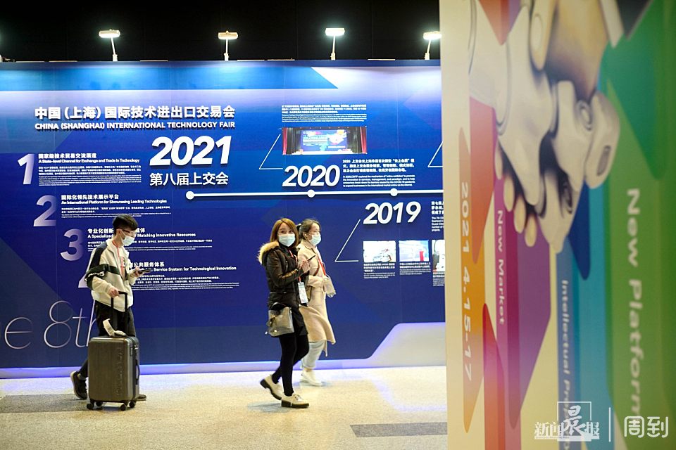 第八届上交会明天开幕,记者提前看会做口红的手臂机器人 | 晨镜头