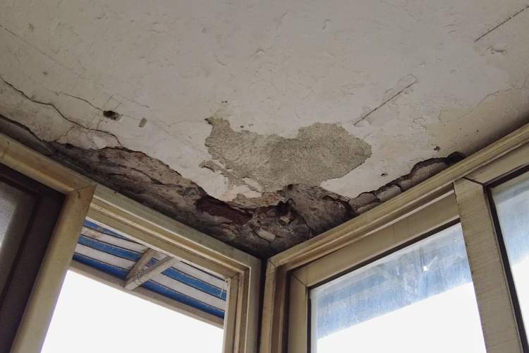 老叶较真丨业主发现阳台严重开裂担心整体掉下,多年前的房子开发商还